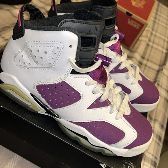 Air Jordan 6 retro size 5 grade school - Picture 4 of 5